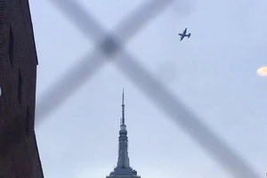 Máy bay quân sự ‘vờn’ khu nhà ông Trump gây xôn xao