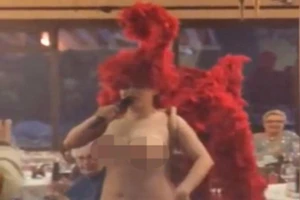 Vũ công khỏa thân diễn ở tiệc Giáng sinh cho người già