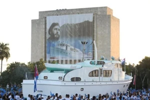 Cuba diễu hành quy mô lớn sau 1 tháng trì hoãn 