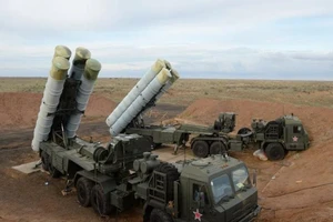 Nga đưa tổ hợp tên lửa S-400 trực chiến ở Moscow