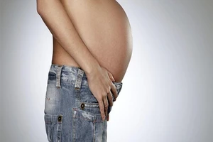 Người đàn ông mang thai đầu tiên ở Anh bị dọa giết