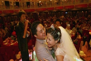 Trung Quốc cấm tổ chức tiệc xa hoa khi đám cưới lần 2