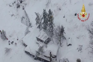 Phát hiện nhiều thi thể trong khách sạn bị tuyết vùi