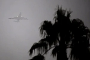 Máy bay chở ông Obama 3 lần hạ cánh bất thành do bão