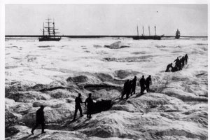 Giả ma cà rồng hù dọa kẻ thù