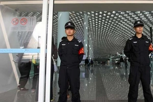 Trung Quốc lấy dấu vân tay toàn bộ khách nước ngoài