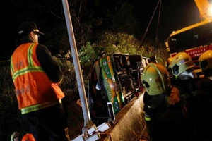 Lật xe kinh hoàng, 30 du khách tử vong tại chỗ 