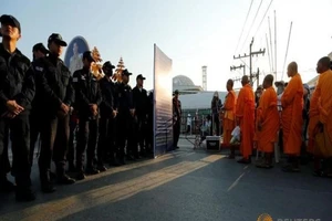 4.000 cảnh sát vây bắt sư trụ trì bị nghi rửa tiền