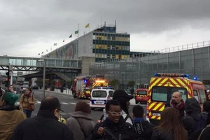 Binh sĩ bị cướp súng, sân bay ở Pháp sơ tán khẩn 