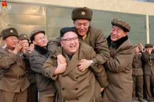 Bức ảnh ông Kim Jong-un cõng 'người lạ mặt' gây xôn xao