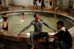 Spa nước nóng của quân Iraq giữa chiến trường Mosul