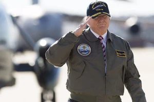 Mỹ thả siêu bom xuống Afghanistan ‘dằn mặt’ Triều Tiên?