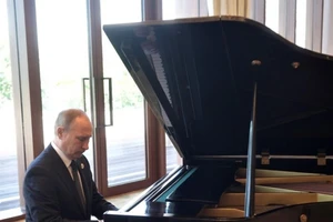 Mạng Trung Quốc phát cuồng vì ông Putin chơi piano