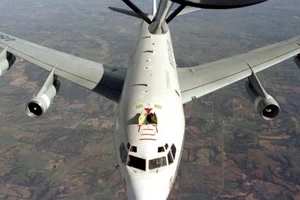 Tiêm kích Trung Quốc áp sát máy bay Mỹ gần Triều Tiên