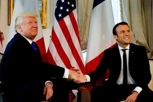 Ông Trump và Tổng thống Pháp 'nghiến răng' bắt tay