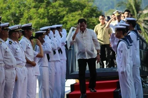 Ông Duterte thăm tàu sân bay lớn nhất Nhật Bản