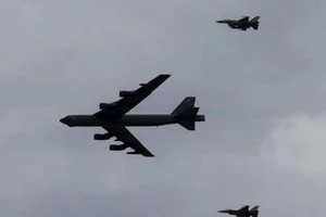 Lầu Năm Góc lên tiếng vụ Su-27 Nga giáp mặt B-52 Mỹ