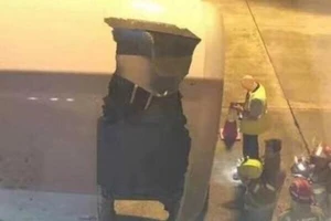 Máy bay Trung Quốc thủng động cơ giữa trời