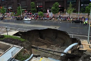 Hố tử thần khổng lồ nuốt chửng xe tải ở Trung Quốc