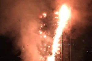 Cháy lớn tòa nhà 27 tầng ở Anh, nhiều người kẹt lại