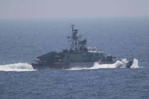 Tàu Iran chĩa thẳng laser vào tàu, trực thăng Mỹ 