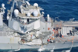 Va chạm tàu hàng, tàu khu trục Mỹ bị đâm thủng