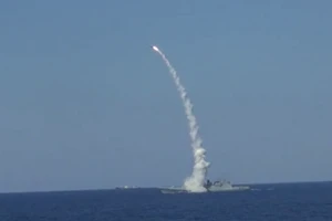 Tàu chiến Nga nã liên tiếp 6 tên lửa diệt mục tiêu IS