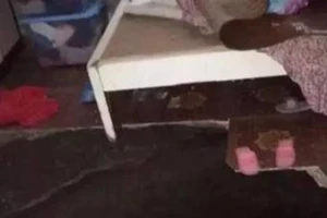 Hố tử thần nuốt chửng người phụ nữ đang ngủ trên giường