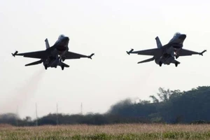 Máy bay Đài Loan bám sát tàu sân bay Trung Quốc