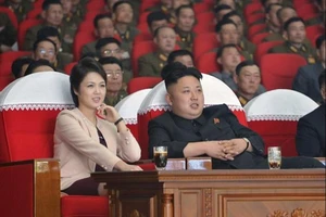  Vợ ông Kim Jong-un bất ngờ tái xuất