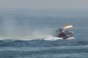 Tàu Mỹ bắn cảnh cáo tàu Iran ở vịnh Ba Tư