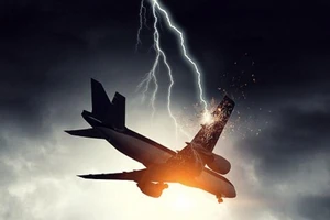 Máy bay bị sét đánh thủng 46 lỗ vẫn bay tiếp 9 giờ