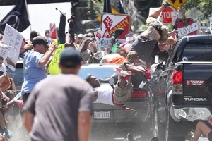  Bạo động ở Mỹ: Lao xe, rơi trực thăng, 3 người chết