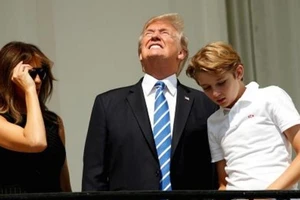 Ông Trump không đeo kính xem nhật thực toàn phần
