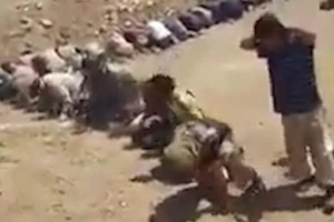 Hàng trăm quân IS quỳ gối xin hàng giữa sa mạc