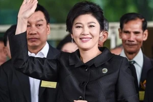 Xe cảnh sát tới nhà bà Yingluck vào đêm bỏ trốn