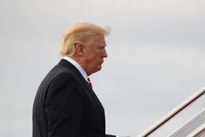Tổng thống Trump rút ngắn chuyến thăm châu Á