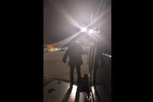 Chờ lâu, hành khách mở cửa nhảy xuống cánh máy bay ngồi