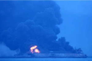 Tàu chở dầu cháy ngùn ngụt, trôi về biển Nhật Bản