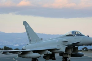 Anh điều 2 tiêm kích chặn oanh tạc cơ Nga