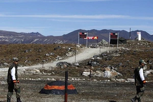 Trung Quốc xây khu quân sự sát biên giới Ấn Độ