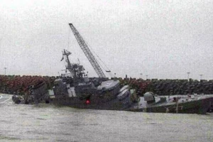 Tàu chiến Iran bị sóng đánh chìm