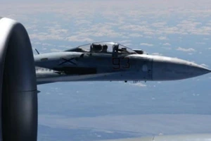 Tiêm kích Nga áp sát 1,5 m, máy bay Mỹ đổi hành trình 