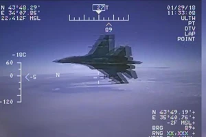 Mỹ công bố video tiêm kích Nga chặn EP-3 ở Biển Đen