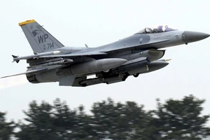 F-16 Mỹ bốc cháy, phi công trút nhiên liệu xuống hồ