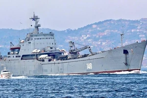 2 tàu chiến Nga chở đầy xe tăng, radar đến Syria?