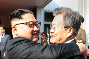 Lãnh đạo Hàn-Triều ôm nhau thân mật ở lần gặp thứ 2 bất ngờ