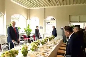 Ông Trump, ông Kim bắt đầu ăn trưa
