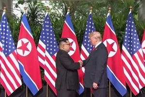 Ông Trump, ông Kim có màn bắt tay lịch sử trong 12 giây