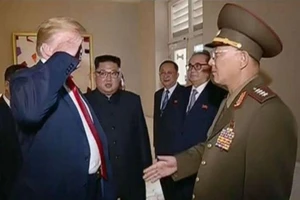 Ông Trump chào kiểu nhà binh với tướng Triều Tiên gây 'bão'